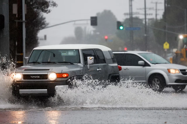 Heavy rains drench Southern California, spawn flash flooding, mud flows- Ảnh 4.