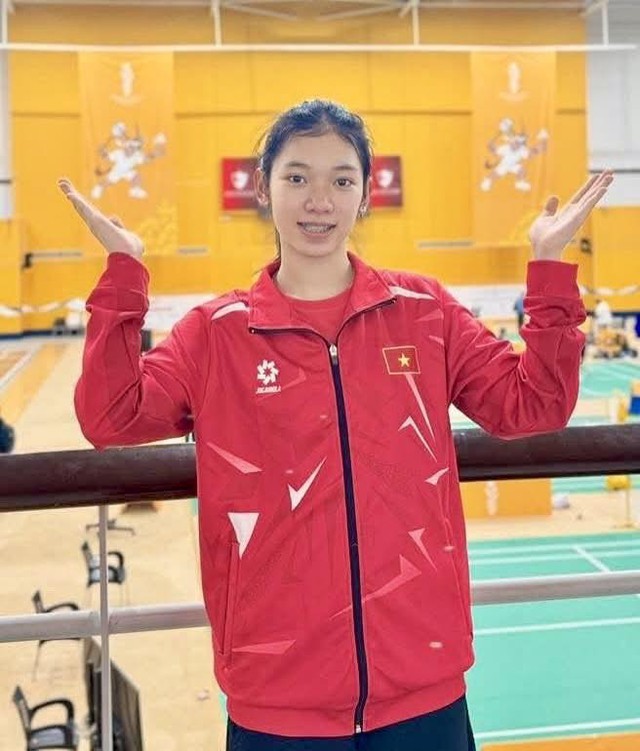Vietnamese teenager upsets higher-ranked players at Bangladesh badminton events - Ảnh 1.