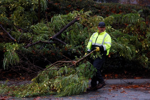 Heavy rains drench Southern California, spawn flash flooding, mud flows- Ảnh 2.