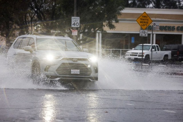 Heavy rains drench Southern California, spawn flash flooding, mud flows- Ảnh 3.