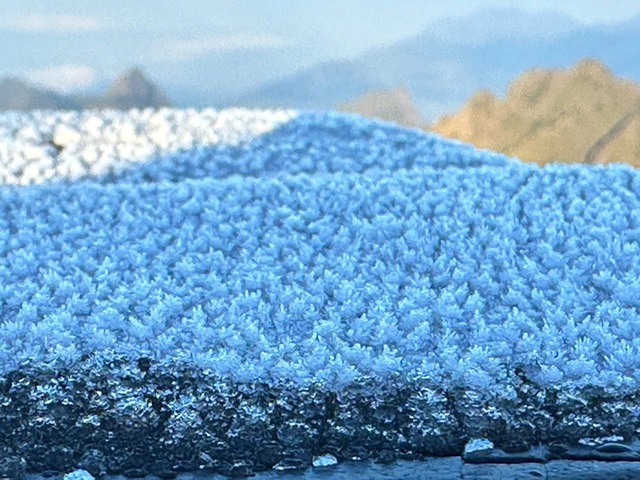 Fansipan becomes Christmas wonderland as ice grips northern Vietnam- Ảnh 1.