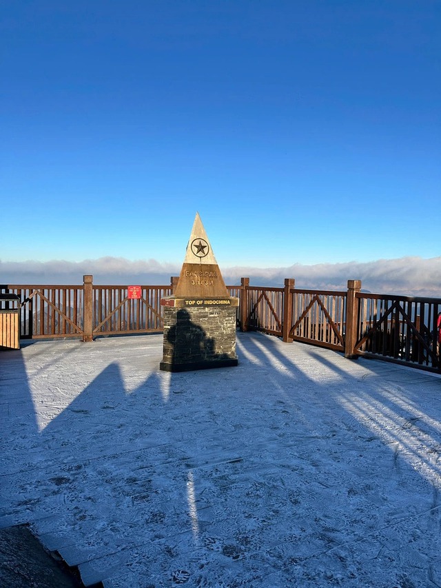 Fansipan becomes Christmas wonderland as ice grips northern Vietnam- Ảnh 3.