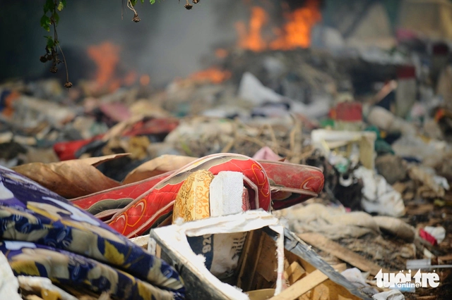 Flood debris overwhelms mountain pass leading to Vietnam’s Da Lat - Ảnh 1.
