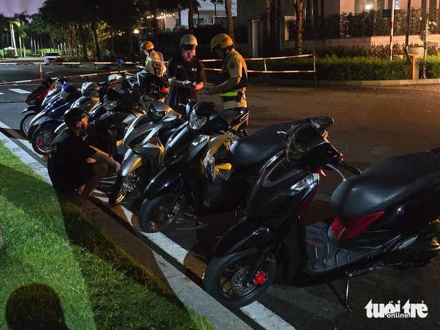 Ho Chi Minh City police detain youths in crackdown on reckless motorbike riding- Ảnh 1.