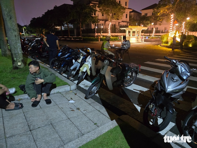 Ho Chi Minh City police detain youths in crackdown on reckless motorbike riding- Ảnh 3.