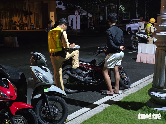 Ho Chi Minh City police detain youths in crackdown on reckless motorbike riding- Ảnh 5.