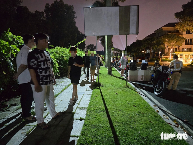 Ho Chi Minh City police detain youths in crackdown on reckless motorbike riding- Ảnh 2.