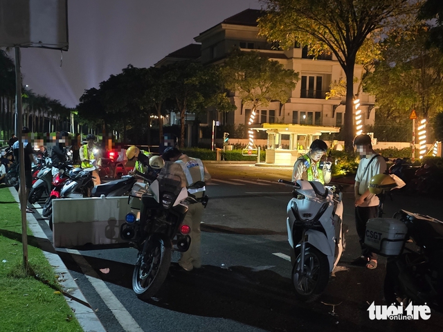Ho Chi Minh City police detain youths in crackdown on reckless motorbike riding- Ảnh 4.