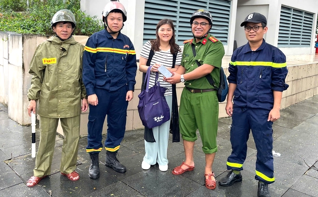 Da Nang policeman climbs into storm drain to recover phone for foreign tourist - Ảnh 3.