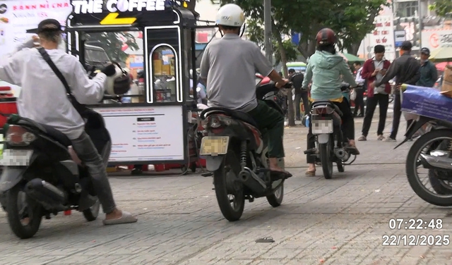 Ho Chi Minh City police issue camera-based fines to 107 motorcyclists for sidewalk riding - Ảnh 1.