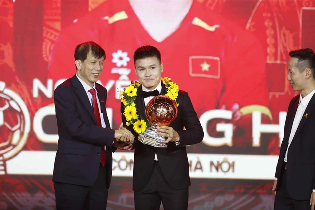 Midfielder Hoang Duc, striker Bich Thuy win Vietnam Golden Ball awards - Ảnh 2.