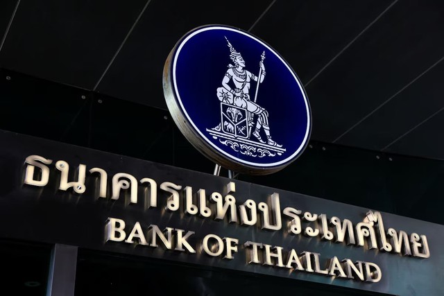 Thai central bank undertakes 'heavy' baht intervention to ease volatility, chief says - Ảnh 1.