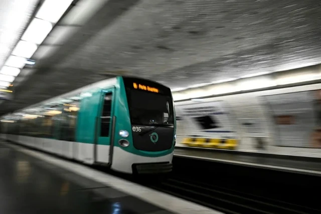 Police arrest suspect after man stabs 3 women in Paris metro- Ảnh 1.