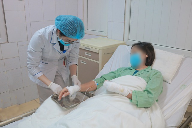 Drain cleaner explosion leaves Hanoi woman seriously burned  - Ảnh 1.