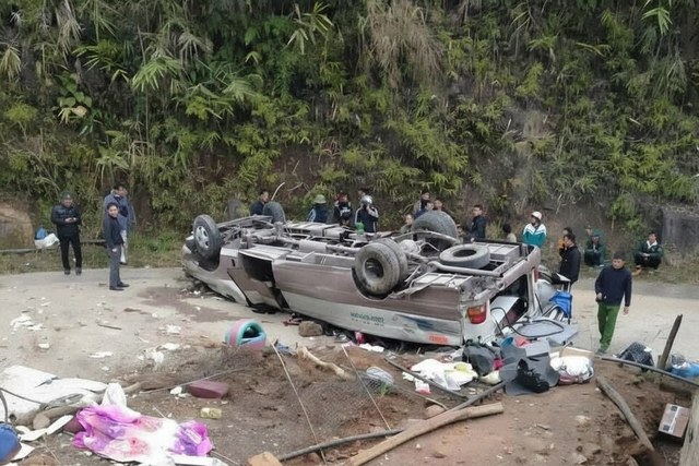 9 killed, 8 injured after bus carrying charity group overturns in northern Vietnam - Ảnh 1.