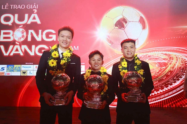 Midfielder Hoang Duc, striker Bich Thuy win Vietnam Golden Ball awards - Ảnh 1.