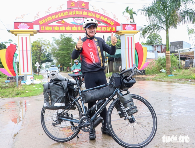Foreign cyclist completes 22,000km journey, donates bike to aid flood-prone communities in Da Nang - Ảnh 1.