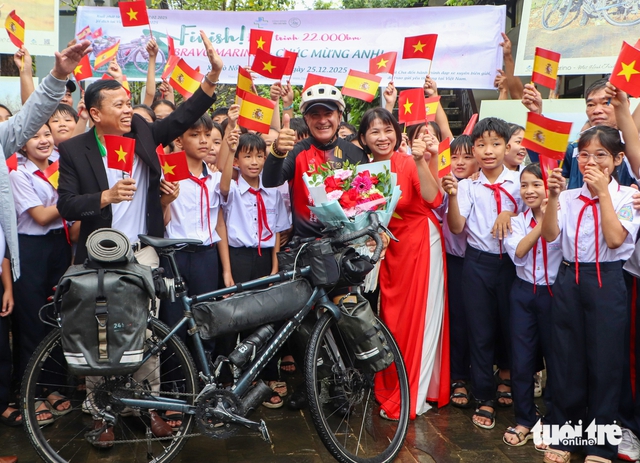 Foreign cyclist completes 22,000km journey, donates bike to aid flood-prone communities in Da Nang - Ảnh 3.