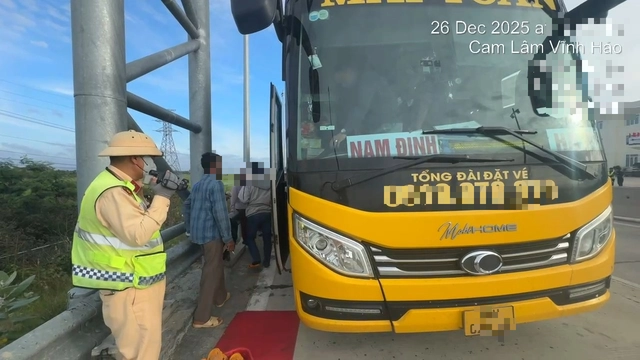 Overloaded sleeper bus fined nearly $3,700 on south-central Vietnam expressway - Ảnh 1.