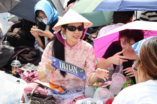 Người hâm mộ háo hức chờ đợi concert Anh trai say hi- Ảnh 2.