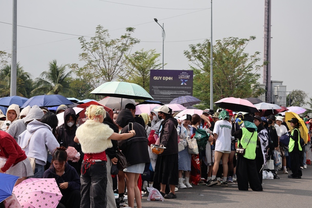 Người hâm mộ háo hức chờ đợi concert Anh trai say hi- Ảnh 1.