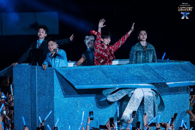 Không gian giáng sinh phủ kín concert Anh trai say hi  - Ảnh 3.