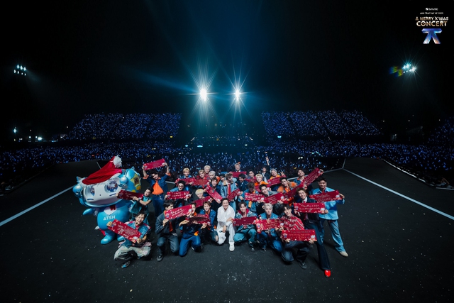 Không gian giáng sinh phủ kín concert Anh trai say hi  - Ảnh 1.