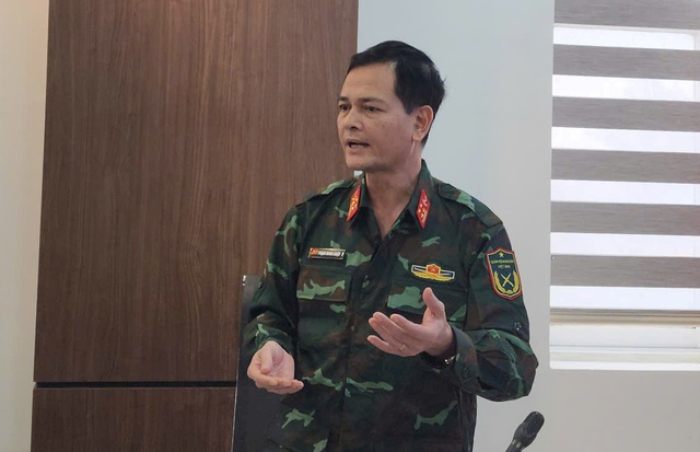 Vietnam military mobilizes forces to contain oil spill at Dung Quat- Ảnh 4.