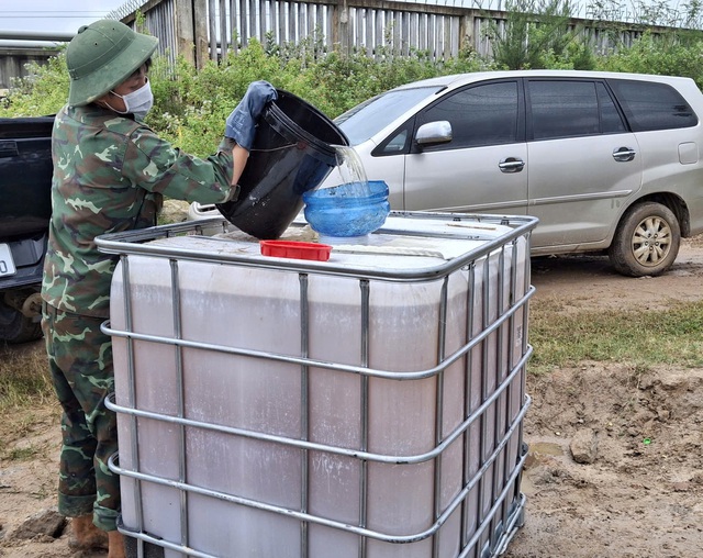 Vietnam military mobilizes forces to contain oil spill at Dung Quat- Ảnh 5.