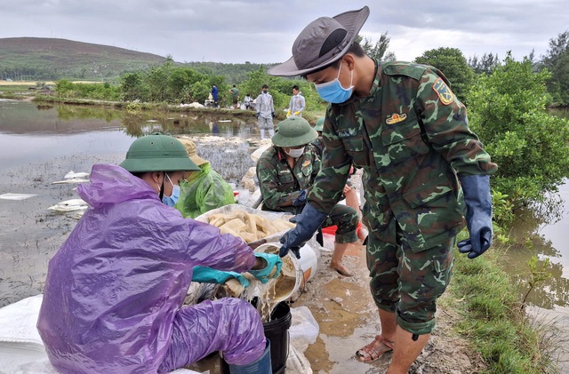 Vietnam military mobilizes forces to contain oil spill at Dung Quat- Ảnh 6.