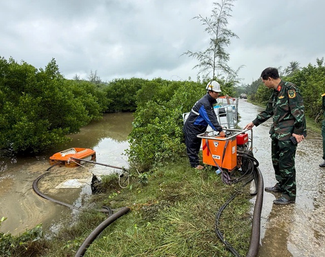 Vietnam military mobilizes forces to contain oil spill at Dung Quat- Ảnh 3.