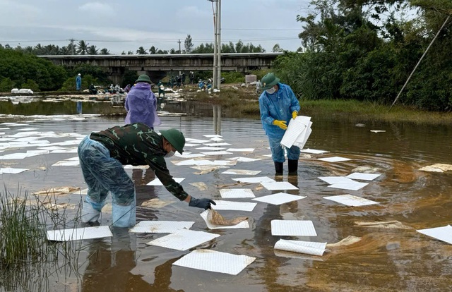 Vietnam military mobilizes forces to contain oil spill at Dung Quat- Ảnh 2.