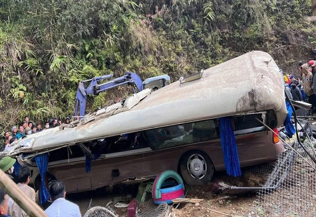 9 killed, 8 injured after bus carrying charity group overturns in northern Vietnam - Ảnh 1.