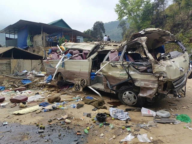 9 killed, 8 injured after bus carrying charity group overturns in northern Vietnam - Ảnh 2.