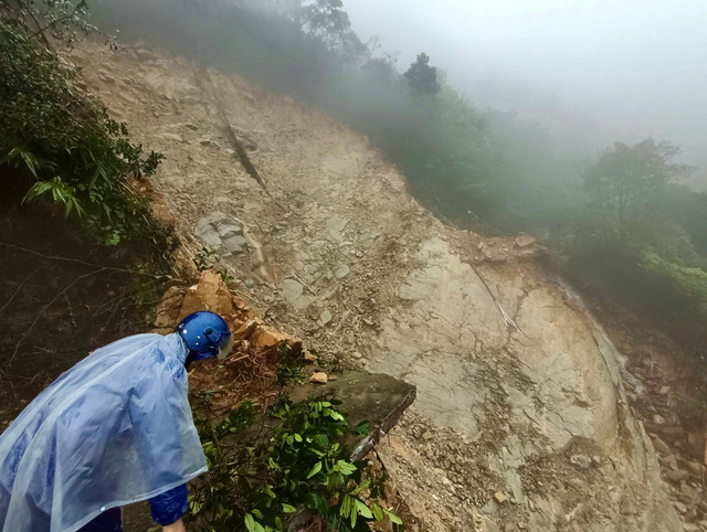 Vietnam indefinitely halts Bach Ma Mountain tourism after severe landslides- Ảnh 1.