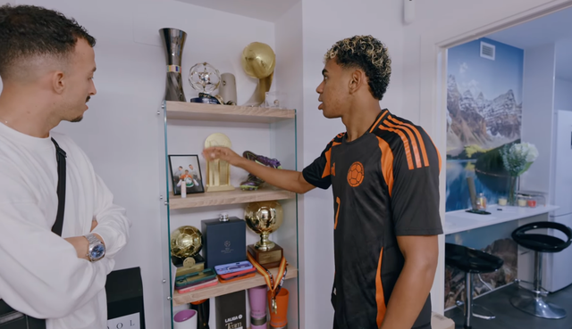 Yamal nhận nút vàng YouTube chỉ sau 5 ngày lập kênh- Ảnh 3. Yamal nhận nút vàng YouTube chỉ sau 5 ngày lập kênh- Ảnh 3.