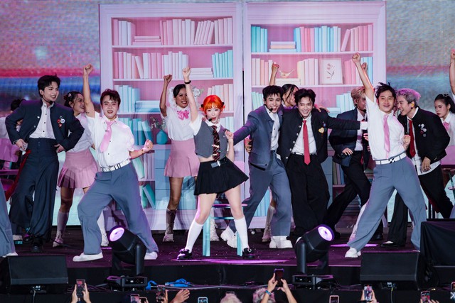 Không gian giáng sinh phủ kín concert Anh trai say hi  - Ảnh 4.