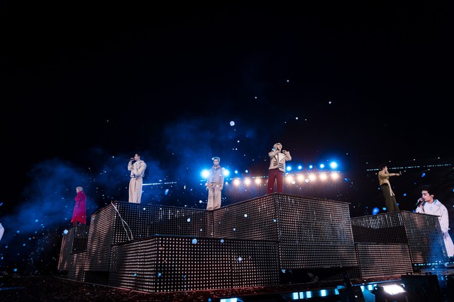 Không gian giáng sinh phủ kín concert Anh trai say hi  - Ảnh 8.