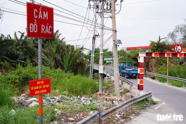 Ho Chi Minh City streets littered with household, construction waste
- Ảnh 2.