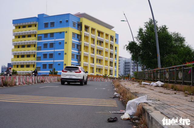 Ho Chi Minh City streets littered with household, construction waste
- Ảnh 4.