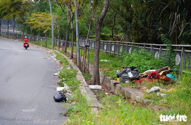 Ho Chi Minh City streets littered with household, construction waste
- Ảnh 5.