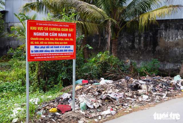 Ho Chi Minh City streets littered with household, construction waste
- Ảnh 6.