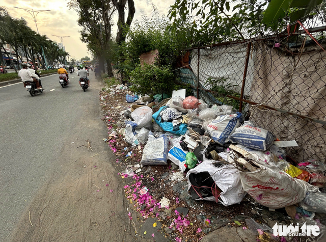 Ho Chi Minh City streets littered with household, construction waste
- Ảnh 7.