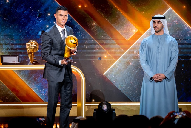 Ronaldo được vinh danh là Cầu thủ xuất sắc nhất Trung Đông 2025 - Ảnh 1. Ronaldo được vinh danh là Cầu thủ xuất sắc nhất Trung Đông 2025 - Ảnh 1.