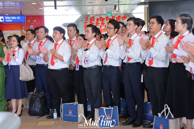 Đại hội Đoàn TP.HCM: Đại biểu đi metro, thảo luận về chuyển đổi xanh, AI - Ảnh 4.