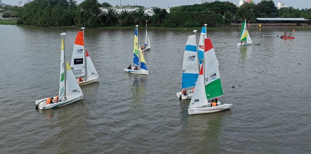 Eight teams compete at open sailing regatta in Vietnam’s Can Tho- Ảnh 1.