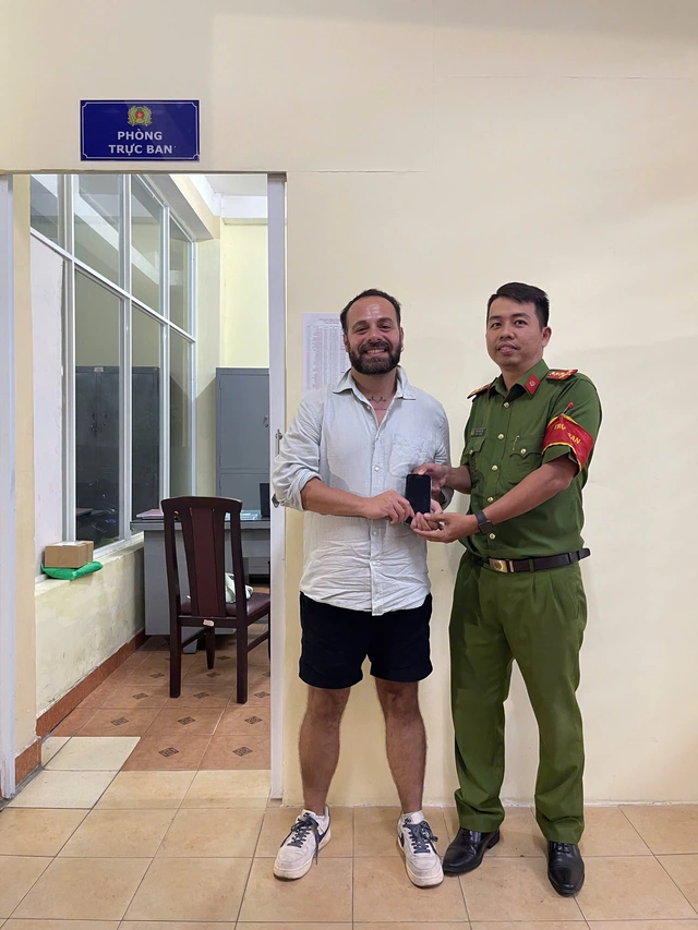 Ho Chi Minh City police help Turkish tourist recover lost iPhone - Ảnh 1.