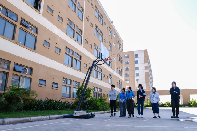 In Vietnam, foreign manufacturers invest in worker housing to secure labor- Ảnh 1.