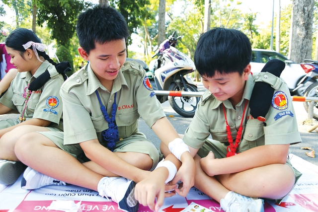 Nếu có người bị thương, tụi mình phải làm gì trước tiên? - Ảnh 2.