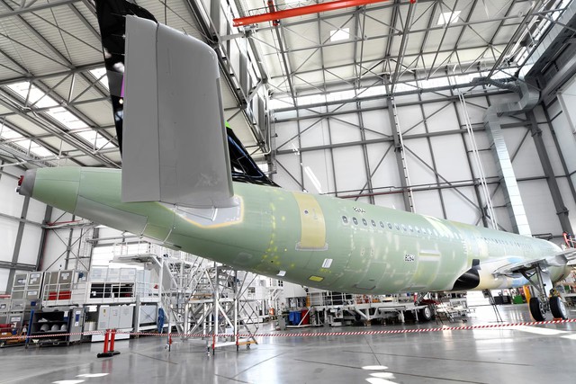 Airbus cuts 2025 delivery target after issues with top-selling jet - Ảnh 1.